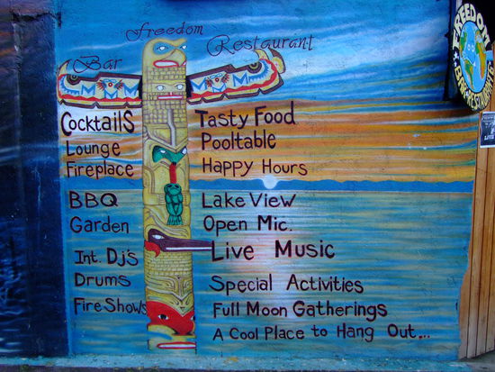 waende, restaurants und cafes, wie es sie hier an jeder strassenecke gibt; viele hippies aus aller welt, die ausgestiegen sind und hier leben...