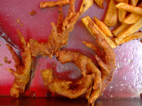 fuer alle, die es nicht glauben konnten - hier werden sie gegessen, frittierte huehnerkrallen