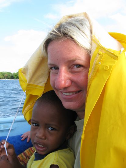 anke unter ihrer regenjacke auf dem boot