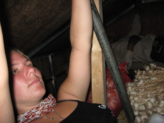 knoblauch zu meiner linken, festhalten am dachgestaenge,...