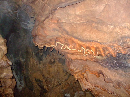 verschlunge pfade und felsen in der hoehle