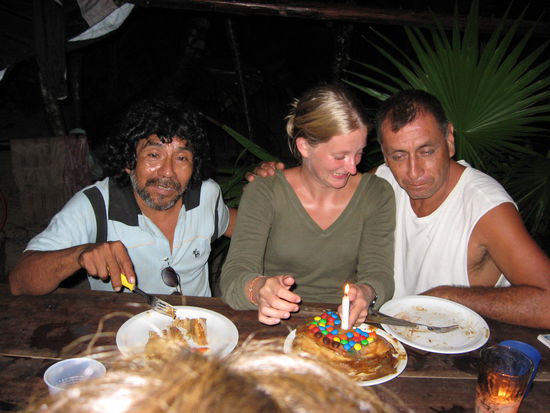 ... zu lisas geburtstag.
links der sonderbare vogel, rechts carlos, in der mitte das purzelkind und die torte