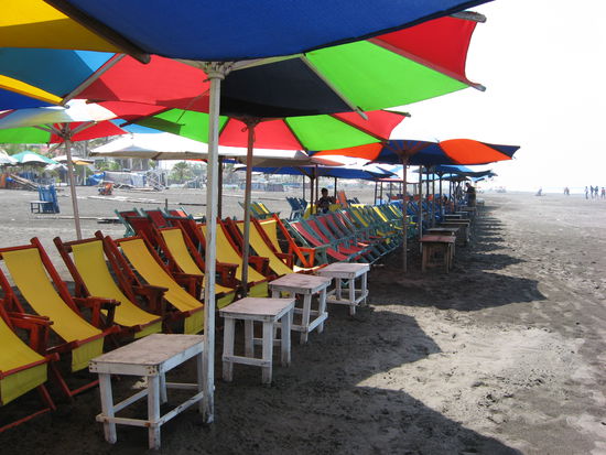 am schwarzen sandstrand von tortugales
