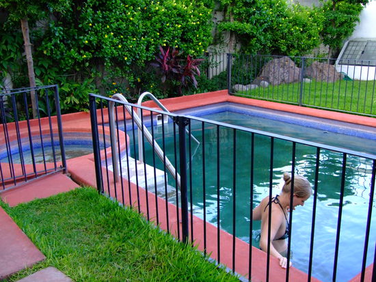 lisa in unserem kleinen, feinen pool...