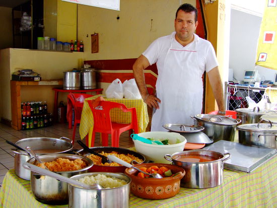 mittagessen neben der tecnologico de moterrey (da treffen wir uns mit unserer spanischlehrerin): jeden tag was anderes und einfach aus den vollen toepfen schoepfen...