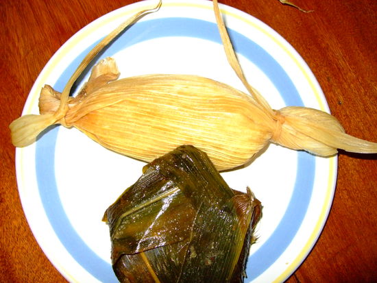 kleine tamales: in maisblaetter eingewickelt, maiz... mit fleisch und pikant