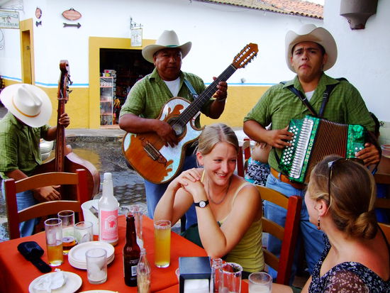 besagte musik: eigentlich wollten wir EINEN fuer uns spielen lassen und ploetzlich hatten wir ein ganze ensambleumuns herum...