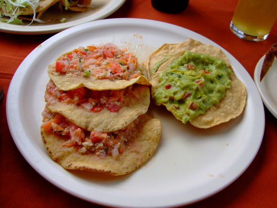 tostadas con sevice y con guacamole - me gusta mucho!!