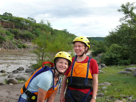 lisa und ich dann im sexy raft-outfit... mit den selbstgenaehten schwimmwesten und helmen fuer die wir die woche fleissig aufkleber geschnippselt haben