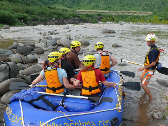 letzte instruktionen bevor die rafting tour dann losgehen kann. in spanisch - aber es hat alles wunderbar geklappt