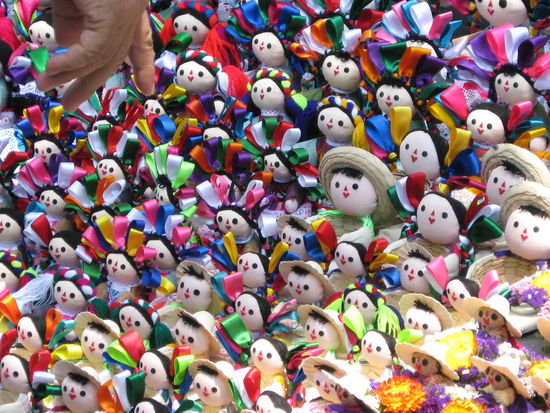 mexikanische pueppchen - genug um euch allen fuer die naechsten zehn jahre geburtstagsgeschenke mitzubringen ...