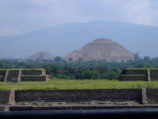 kultur und bildung: die pyramiden von teotihuacan. links in der ferne die sonnenpyramide, rechts die des mondes