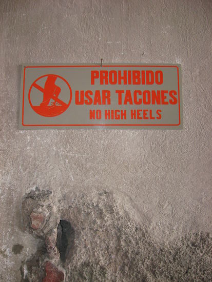 goettlich! keine absatze auf den pyramiden! das schild sollte man auf jedem ball, im theater und co anbringen...