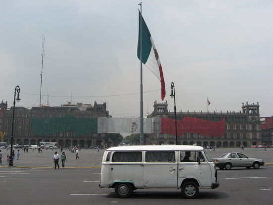 zocalo: jeden tag um 17h wird hier die fahne unter fanfarenschall eingeholt. im hintergrund sieht man eine waschechte lamettafahne! tadaaa!