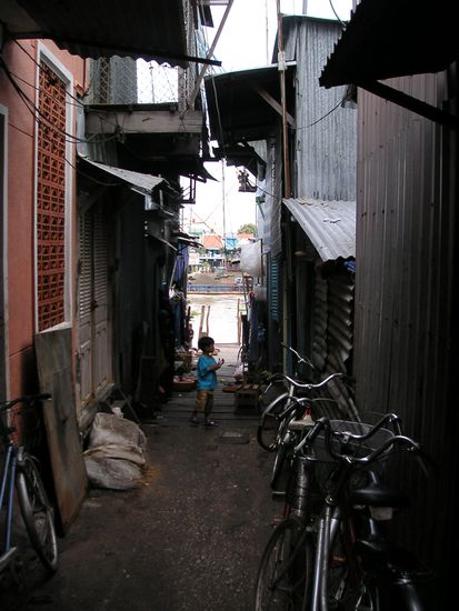 die gasse zum fluss ohne ufer