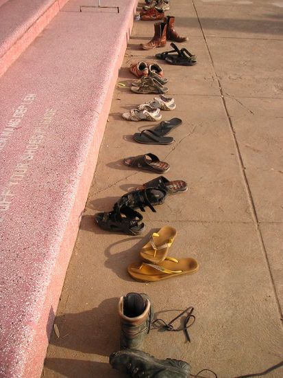 schuhe aus!