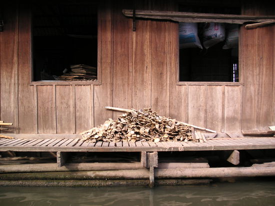 feuerholz fuer die kleinen tontoepfe auf den wasserhaeusern in denen auf offener flamme gekocht wird