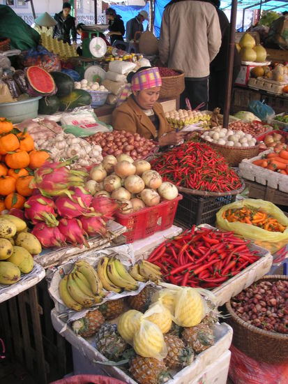 gemuese und fruechte: friesche ananas, dragongfruit, mandarinen, zwiebeln, chilischoten, meleonen, ...