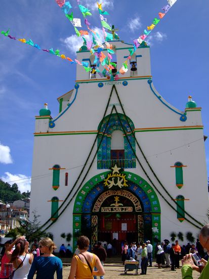 vor der kirche in chamula - das wahre leben passiert drinne, aber da duerfen wir nicht fotografieren. heiliges tabu.
