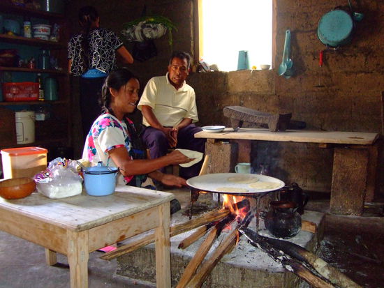 zu hause in der kueche werden tortillas von den frauen gebacken