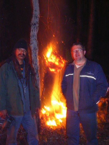 Ueberraschenden Besuch bekam ich von TK und Nigz. War den Abend allein in der Huette (insgesamt hatte ich 11 fuer mich) als sie mich "mitten in der Nacht" (22Uhr) aus dem Schlaf rissen. Die beiden erfolglosen, besoffenen Schweinejaeger aus Collie kamen mit ihrem Jeep bis vor die Huette gefahren und bauten ihren Gasgrill fuer ne kurze Grillsession auf. Wurde direkt eingeladen. Es gab lecker Steak auf Toast und dazu Cola-Whiskey. Um uns warmzuhalten zuendeten die beiden ein paar Grastrees an. Die brennen ziemlich gut! Einer der beiden noch schnell hinter die Huette gekotzt und weiter ging die wilde Fahrt. Schaetze sie hatten noch Spass. Naechsten Tag sah ich 2 kaputtgefahrene Schranken (kein stabiles Fundament) und auf der Strecke dazwischen ein paar frisch abgefackelte Grastrees.