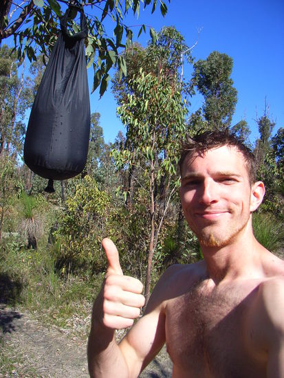 Waschen kann man sich ja auch mal...
wenn Wasser vorhanden ist. Das in den Tanks gesammelte Regenwasser ist eigentlich nur zum trinken und kochen gedacht. Haette allerdings auch das nehmen koennen da die Tanks vom vielen Regen schon ueberliefen.