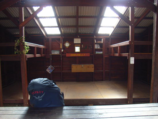 Der Track und die Huetten werden von Freiwilligen instand gehalten. Mancheiner gibt sich besonders viel Muehe. Verantwortlich fuer diese Einrichtung ist der "Mad Axe Man"- so sein Trackname. Er ist den Track schon 8 mal komplett gelaufen. Immer wieder Geschichten ueber ihn im Trackmagazin. Hier gibt es;
Uhr, Steckdose(kein Strom!), Thermometer, Spiegel, Buecher, Waescheleine mit Klammern, Blumenkranz und eine solide Kiste um Essen zu sichern. Eine andere Huette ist mit ner kitschigen Deckenlampe ausgestattet. Gespraechsthema auch immer wieder die Qualitaet von Toilettenpapier, falls vorhanden.