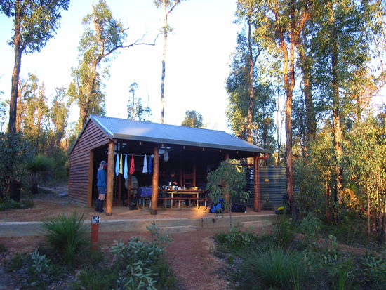 1 Grad Celsius war es die Nacht in dieser Huette- zu kalt fuer meinen Schlafsack und ein paar Studenten aus Perth haben die Nacht sogar um die Feuerstelle verbracht.