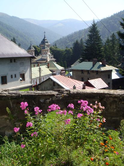 2010 - Sinaia; Blick auf die Klostertürme und durchs Tal