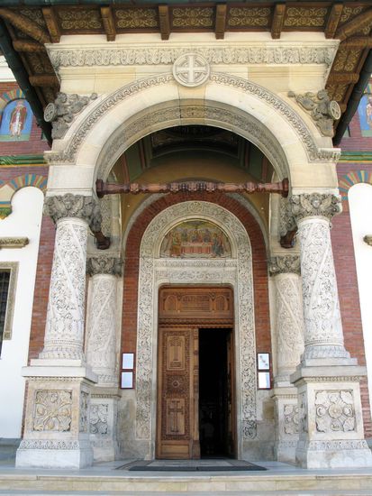 2010 - Kloster Sinaia; das Hauptportal mit seinen prächtigen Säulen. In der Kirche findet ein Gottesdienst statt