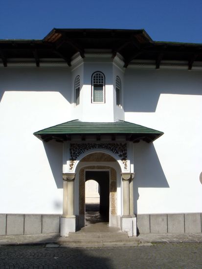 2010 - Kloster Sinia; Durchgang zu Nebengebäuden