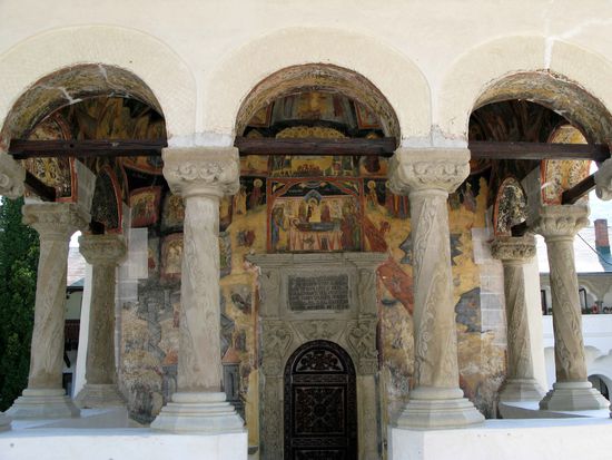 2010 - Kloster Sinaia; eine kleine Kapelle im Nebenhof