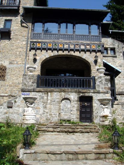 2010 - Sinaia; wir unternehmen einen kleinen Spaziergang hinauf Richtung Berge. Eine Gondelbahn führt Touristen auf den nahegelegenen 1000 m hohen Berg.