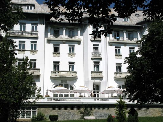 2010 - Sinaia; das Hotel Palace, die Terrasse wirkt sehr einladend...
