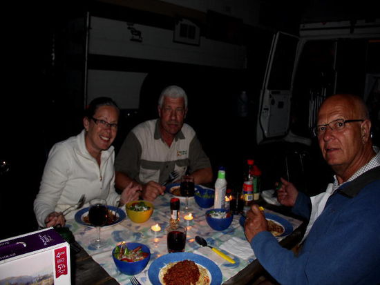 Per SMS erhalten wir die Nachricht, dass "Tonellys" relativ spät auf dem CP eintreffen werden...; wir laden sie zu einem Spaghettiplausch ein und sie erklären uns, dass sie aus persönlichen Gründen für zwei Wochen in die Schweiz zurückfliegen werden...; bestimmt werden wir uns wiedersehen...; "Alles Gute für euch beide...!