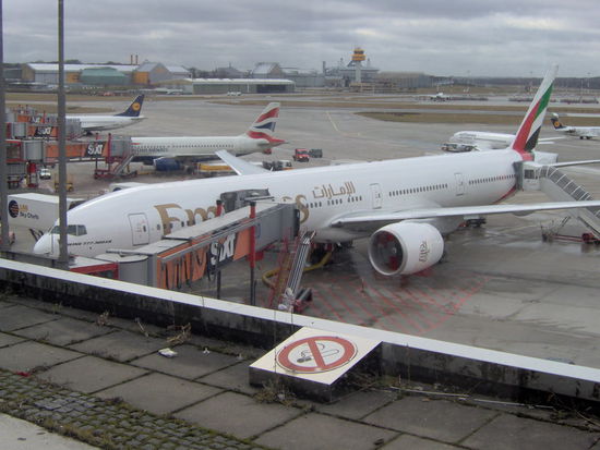 Das ist der Vogel nach Dubai eine Boeing 777-300  aufgenommen im Februar 09 Airport Hamburg