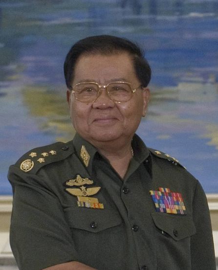 Der derzeitige Machthaber Than Shwe. Ein anderer Generalissimus, Stalin, ...