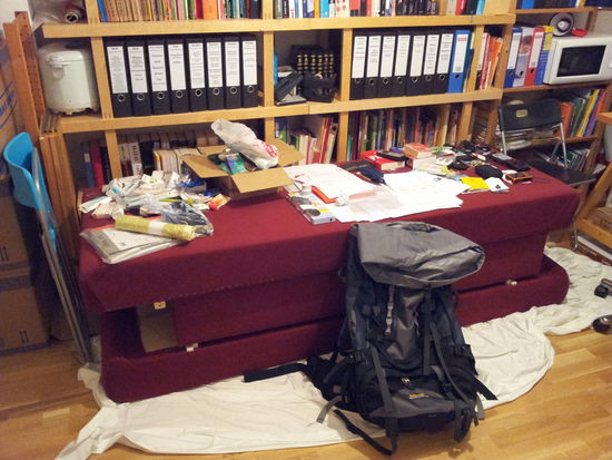 Das von mir verursachte Chaos bei meinem Vater. Zu diesem Zeitpunkt war der Rucksack zwar noch nicht gepackt aber die Kreditkarte, Visaunterlagen etc. bereits vorbereitet.