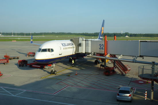 Flugzeug sieht zwar klasse aus aber Icelandair sind leider zum Ryanair der Fernflüge mutiert. Die Zwischenlandung auf Island war ja nicht das Problem aber bloß ein Getränkt in 3 Stunden, kein warmes Essen und alles gegen Aufpreis entsprechen nicht dem von mir gekannten Standard. Ach ja anmerken muss ich noch, dass der Flug nicht einmal besonders günstig war.
