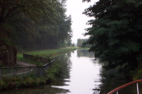 fast zugewuchert der kleine Kanal