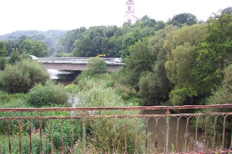 die Autobahn führt über das Tal, genau wie der Kanal