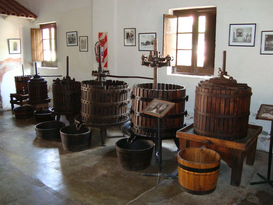 Weinpressen im hübschen Weinmuseum der Bodega La Rural