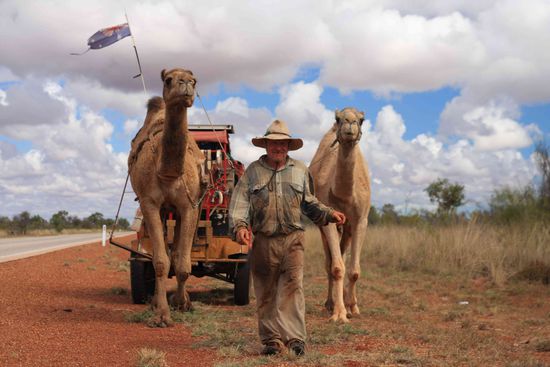 That´s Klaus Menzel. Er zieht seit mehrern Jahren mit seinen beiden Kamelen Snowy und Willy und durch Australien. Auf unserem weg nach Broome haben wir ihn unwissender Weise getroffen