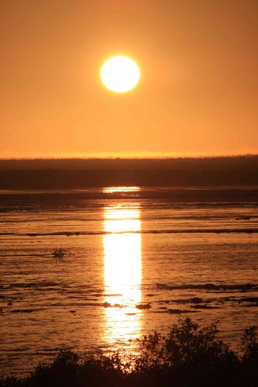 Das hier is in Broome (Westküste). "Staircase to the sun" Eigentlich heißt es "Staircase to the moon" Leider haben wir das atmosphärische Highlight verpaßt. Es findet, soweit ich mich erinnern kann von März bis Oktober statt. Jedes 2. WE in den Monaten. Schönes Schauspiel. Man siehts auch nur in Broome. Nirgends sonst. Ich hoffe, wer mehr über bestimmte Sachen wissen will, googlt einfach mal