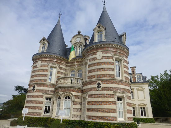 Der erste Versuch, ein Glas Geburtstags-Champagner zu trinken, scheitert leider in diesem Château - geschlossene Gesellschaft ...