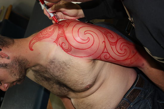 Hier Zeichnet Haki Das Tattoo Freihand Auf Meinen Arm Ohne Vorlage Maori 