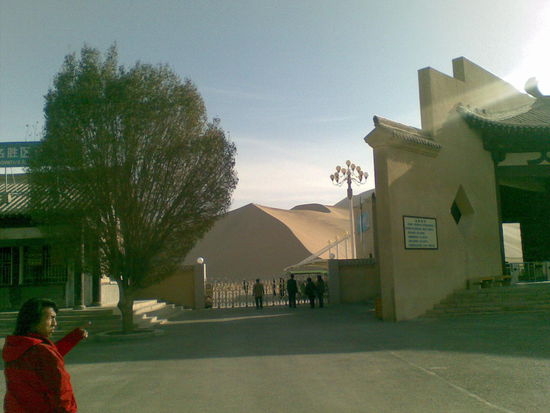 Touristenbesichtigung nach der Ankunft in Dunhuang. Tony zeigt uns wo's lang geht zu den Mingsha Bergen, respektive, wo man Eintritt bezahlen muss