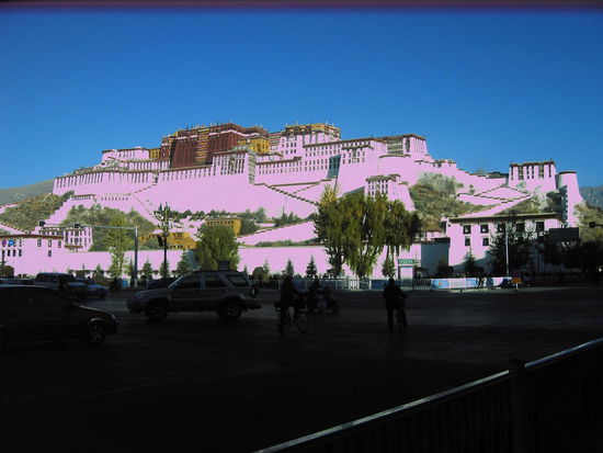 Der Potala-Palast in Lhasa.
Der Tempel thront 130 Meter über der tibetanischen Hauptstadt Lhasa. Er besteht aus dem weltlichen Weißen Palast (Baigong), der als Sitz der Regierung diente, und dem geistlichen Roten Palast (Hongkong), in dem die Privaträume des Dalai Lama untergebracht waren.