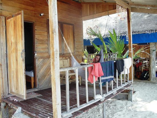 Endlich mal ein Bungalow am Strand mit einer Hängematte. Gefällt unglaublich
