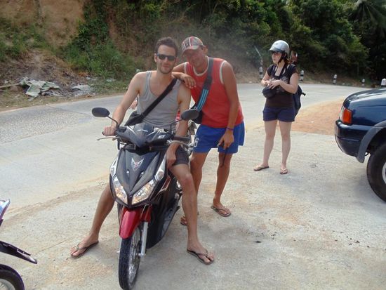 An unserem letzten gemeinsamen Tag machten wir mit unseren Mopedli die Insel - und uns - unsicher. Thomas fuhr mich sicher an all unsere Ziele, Danke! Im Hintergrund Karina-voll safety..